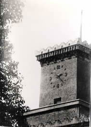 昭和10年 本館屋上塔に時計設置